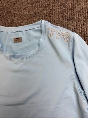 TYR Light Blue Long sleeve sun shirt men’s size medium